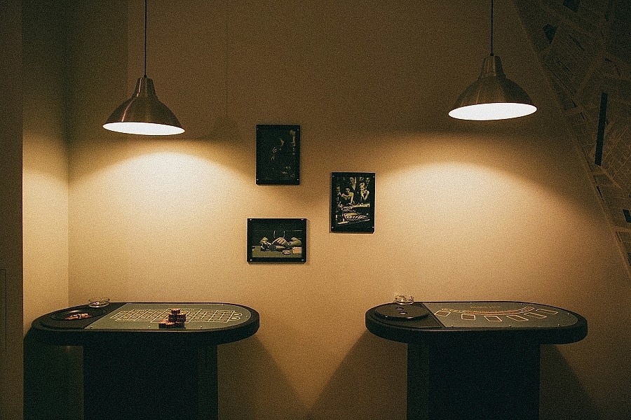 Квест в реальности Карты, деньги, два стола от компании Quest Stars