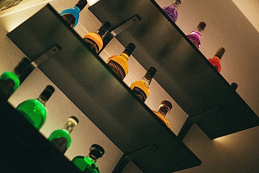 Квест в реальности Карты, деньги, два стола от компании Quest Stars